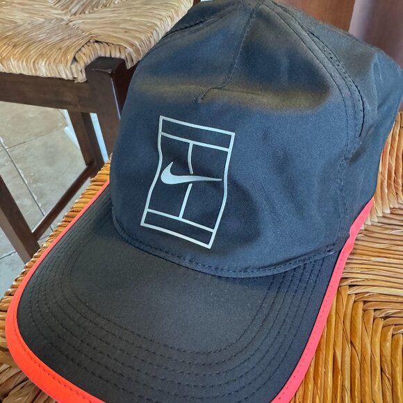 NikeCourt Aerobill Feather Light Tennis Hat Mens Black Hot Punch 864105 015 RARE - Picture 1 of 4